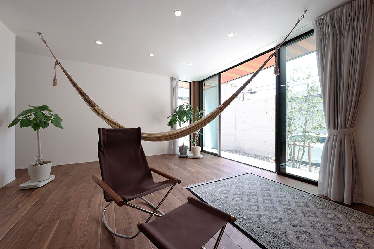 ue_bo design 【平屋｜ガレージ｜L字型｜60坪台】アプローチから非日常感漂う、外の世界と一線を画すガレージ付き平屋の建築実例画像6