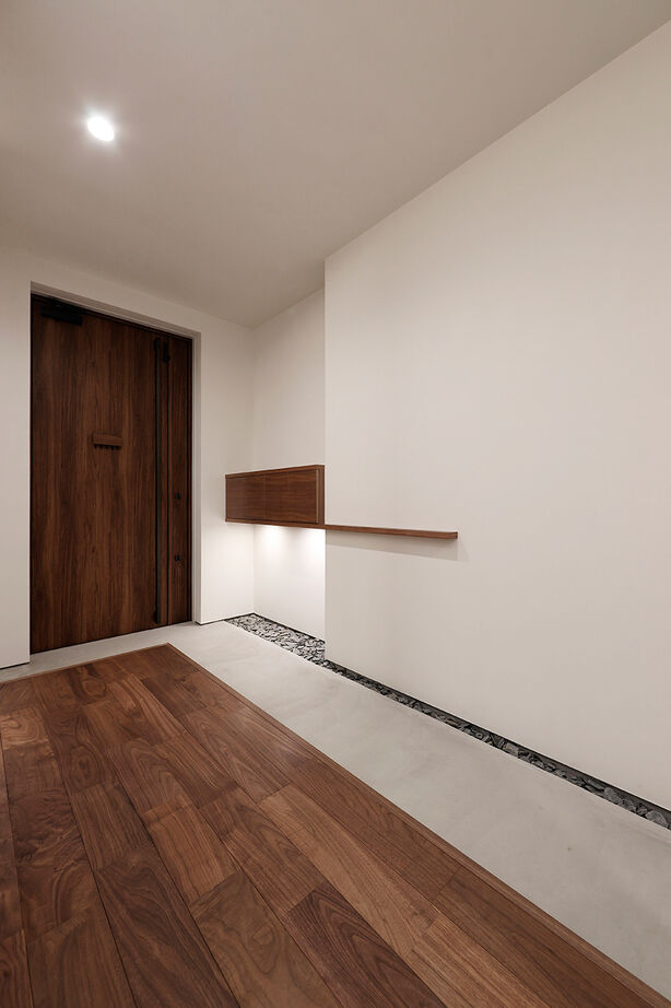 ue_bo design 【平屋｜ガレージ｜L字型｜60坪台】アプローチから非日常感漂う、外の世界と一線を画すガレージ付き平屋の建築実例画像8