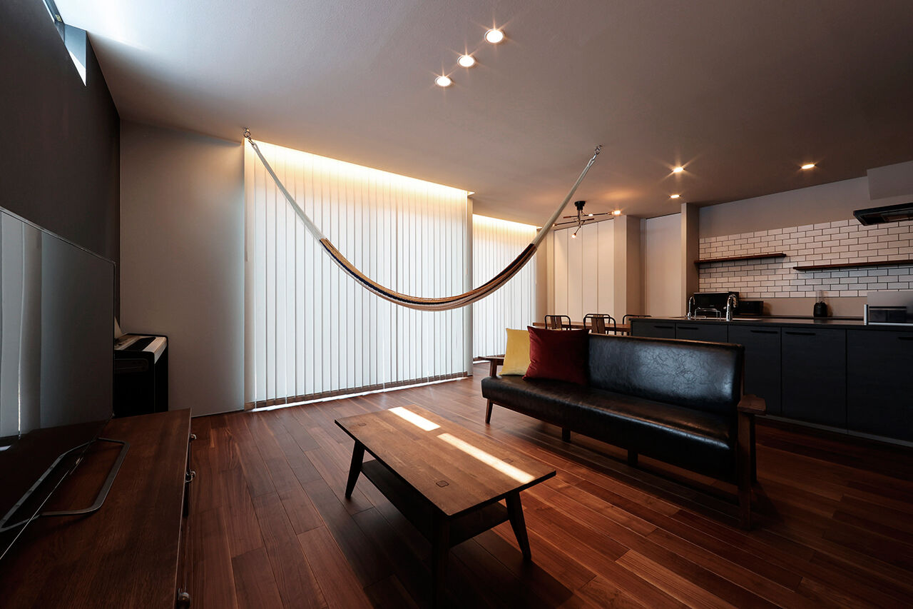 ue_bo design 【2000万円台｜間取り図有｜40坪台】モダンと和の融合。凛とした佇まいが美しい、無垢材×モノトーンの家の建築実例画像2