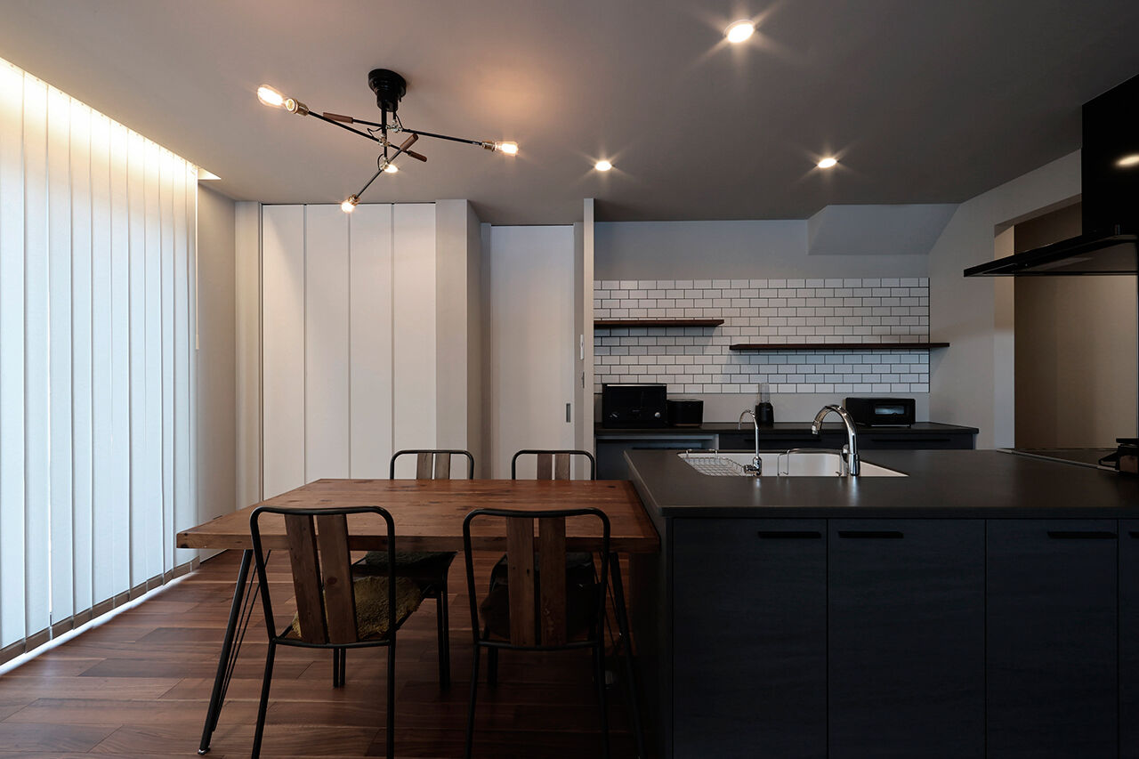 ue_bo design 【2000万円台｜間取り図有｜40坪台】モダンと和の融合。凛とした佇まいが美しい、無垢材×モノトーンの家の建築実例画像3