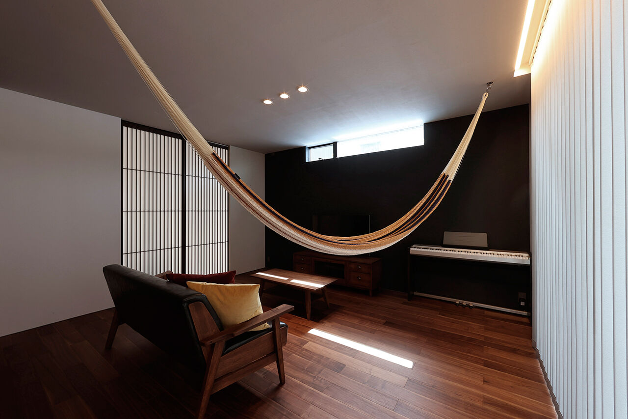 ue_bo design 【2000万円台｜間取り図有｜40坪台】モダンと和の融合。凛とした佇まいが美しい、無垢材×モノトーンの家の建築実例画像4