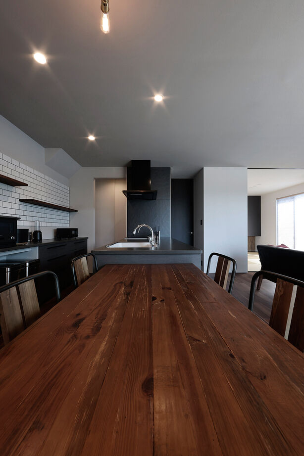 ue_bo design 【2000万円台｜間取り図有｜40坪台】モダンと和の融合。凛とした佇まいが美しい、無垢材×モノトーンの家の建築実例画像8