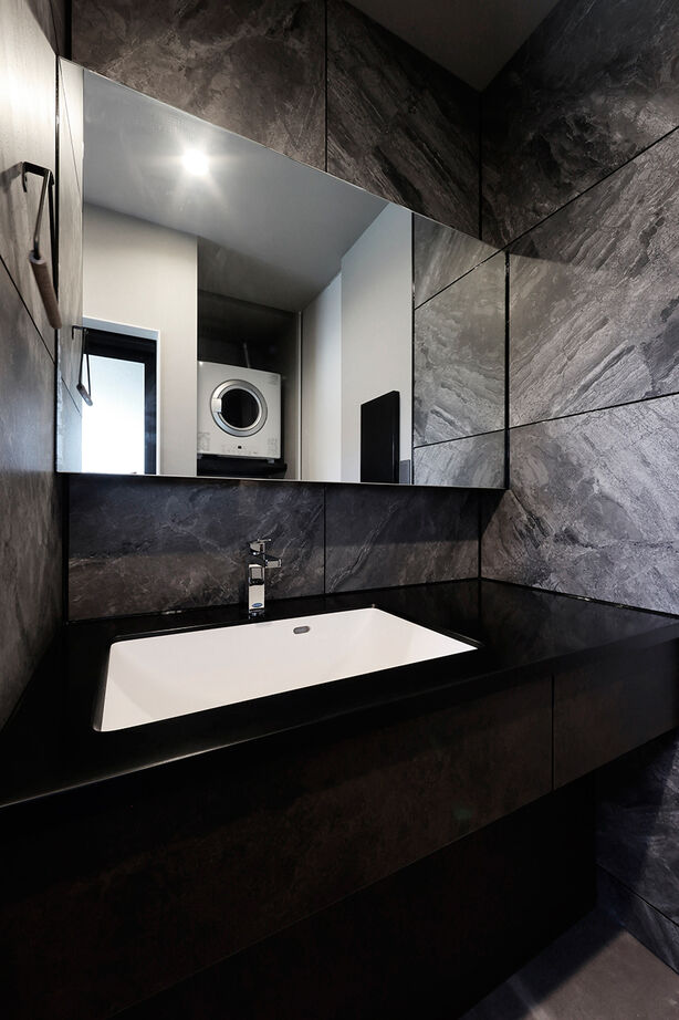 ue_bo design 【2000万円台｜間取り図有｜40坪台】モダンと和の融合。凛とした佇まいが美しい、無垢材×モノトーンの家の建築実例画像9