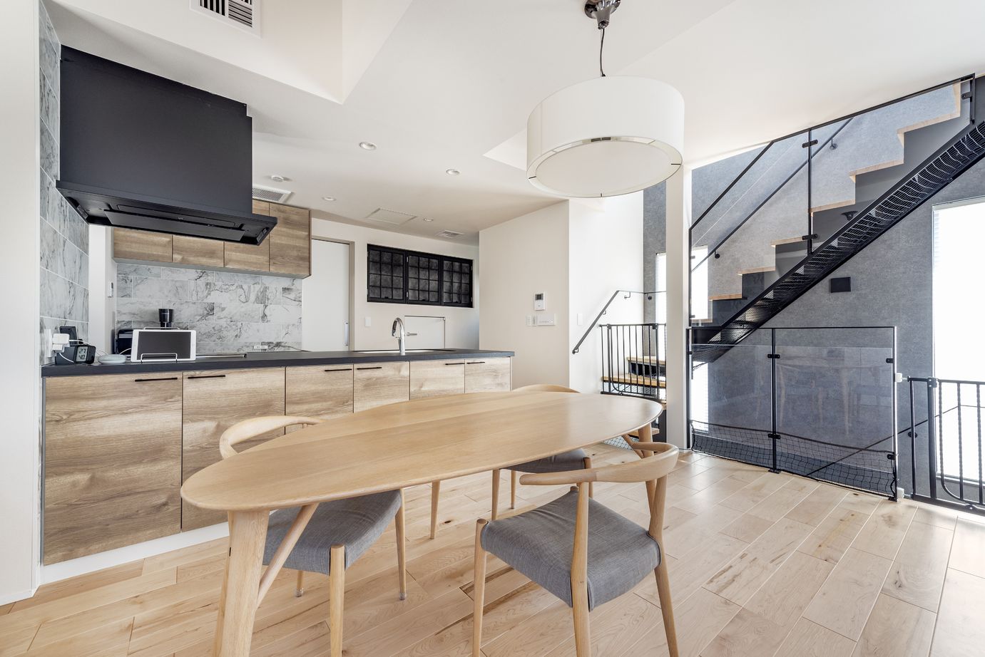 伊庭工務店 【27坪/3階建て/ビルトインガレージ】暮らす程に高まる満足感。気密性と全館空調で自慢したくなる住み心地の建築実例画像2