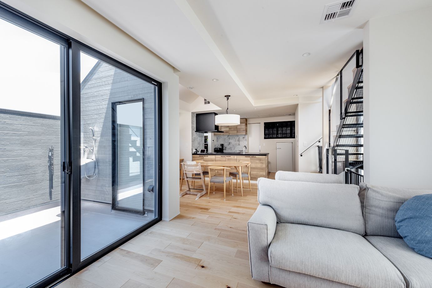 伊庭工務店 【27坪/3階建て/ビルトインガレージ】暮らす程に高まる満足感。気密性と全館空調で自慢したくなる住み心地の建築実例画像3