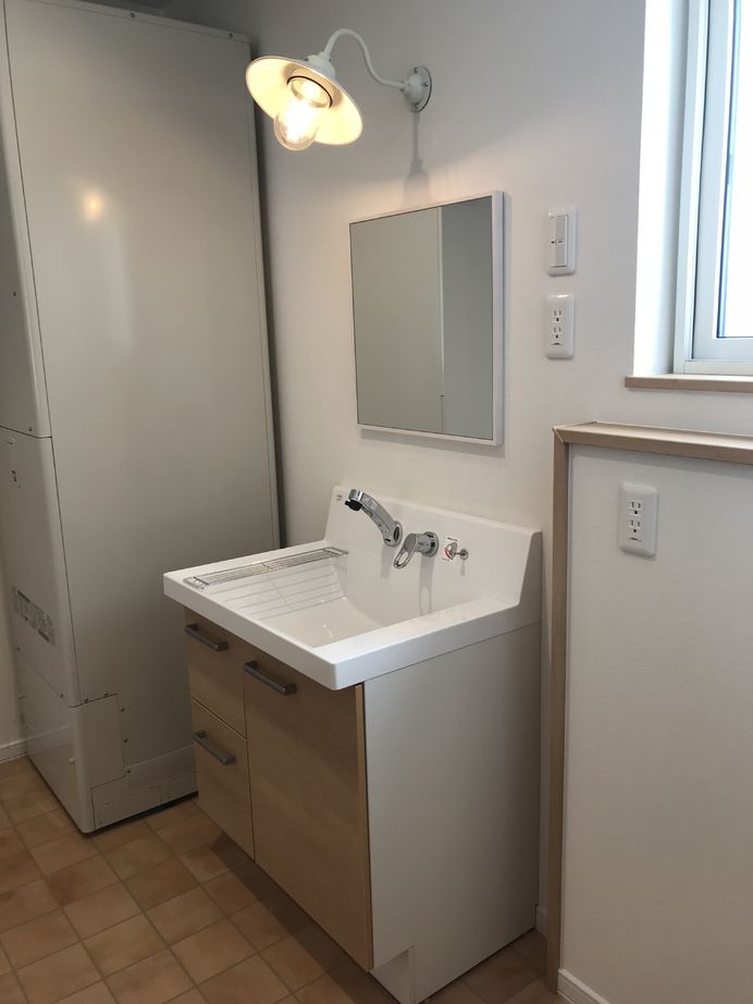 ハウジングカフェ [４LDK/約35坪]温かみのあるナチュラルテイストのお家。タイルや照明など、細部にこだわりが詰まっていますの建築実例画像4