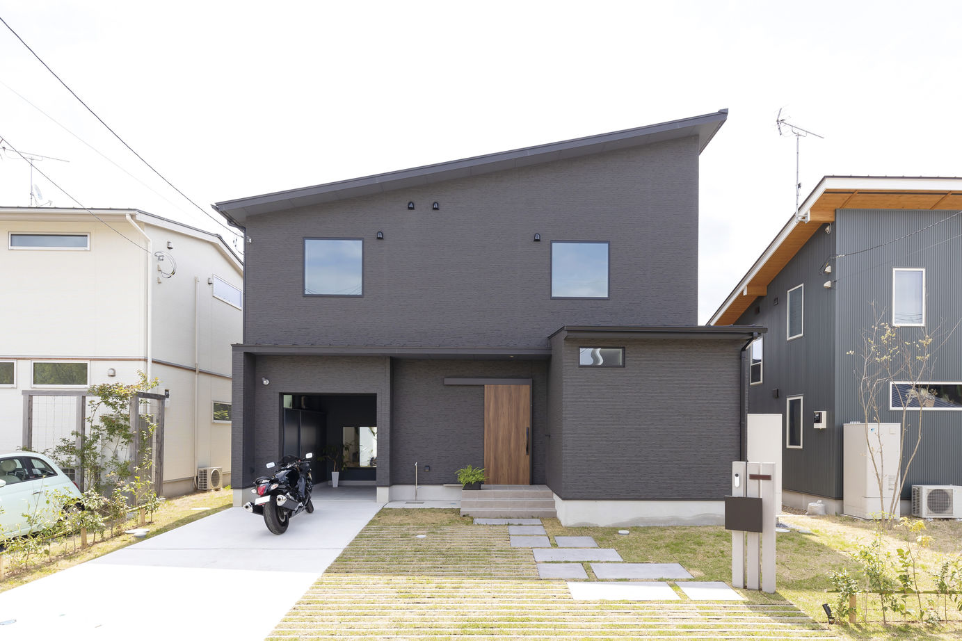 いばらきの家 茨城県南木造住宅センター カッコよさ×木の温もりが融合。邸内から愛車や自然を望む家の建築実例画像1