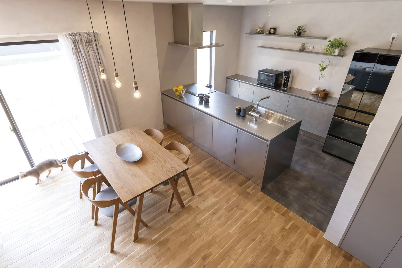 いばらきの家 茨城県南木造住宅センター カッコよさ×木の温もりが融合。邸内から愛車や自然を望む家の建築実例画像2