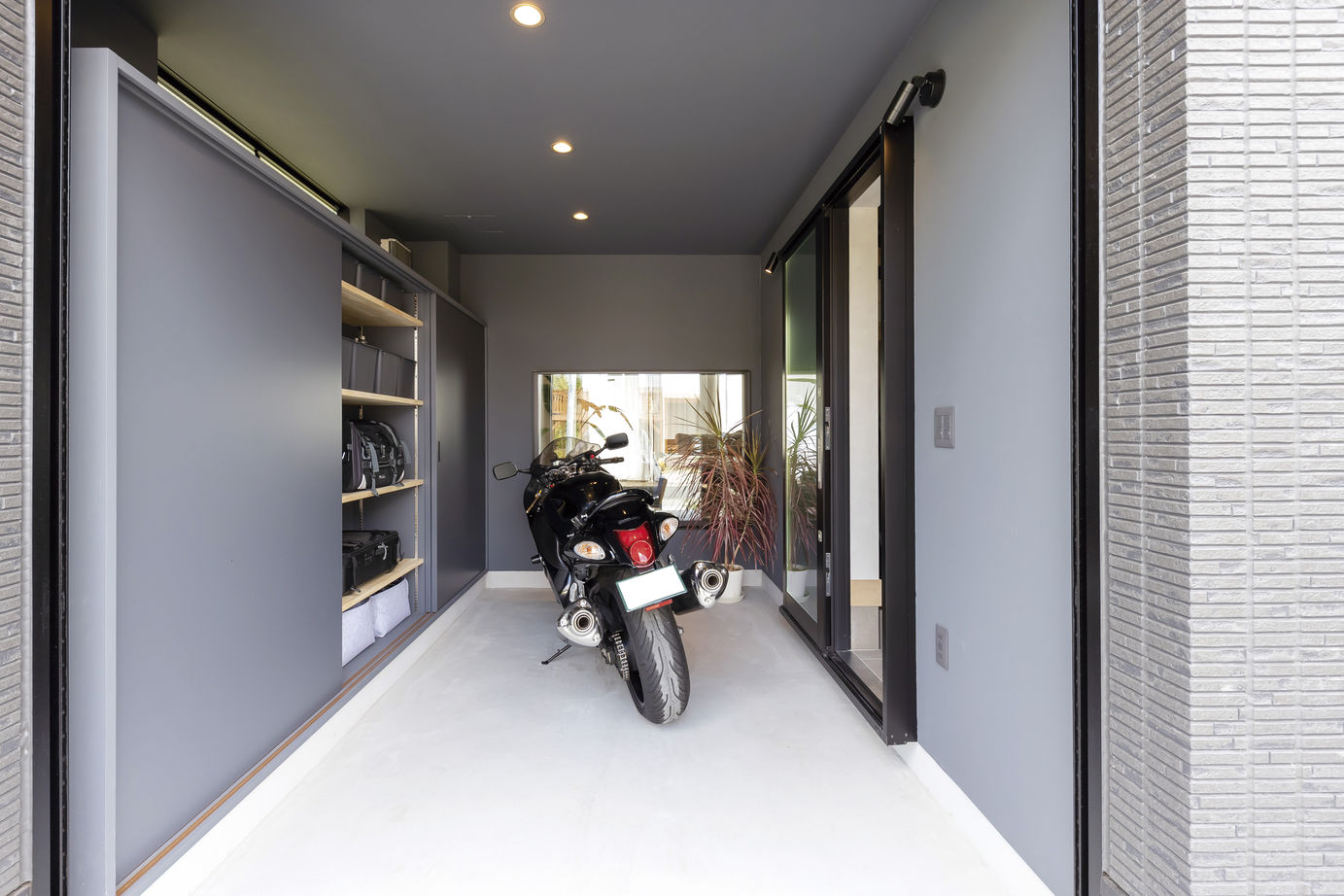 いばらきの家 茨城県南木造住宅センター カッコよさ×木の温もりが融合。邸内から愛車や自然を望む家の建築実例画像3