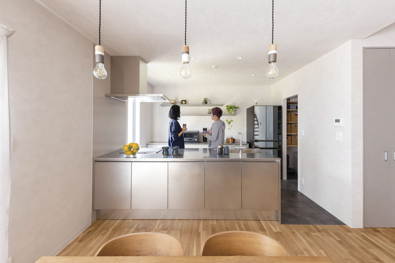 いばらきの家 茨城県南木造住宅センター カッコよさ×木の温もりが融合。邸内から愛車や自然を望む家の建築実例画像4