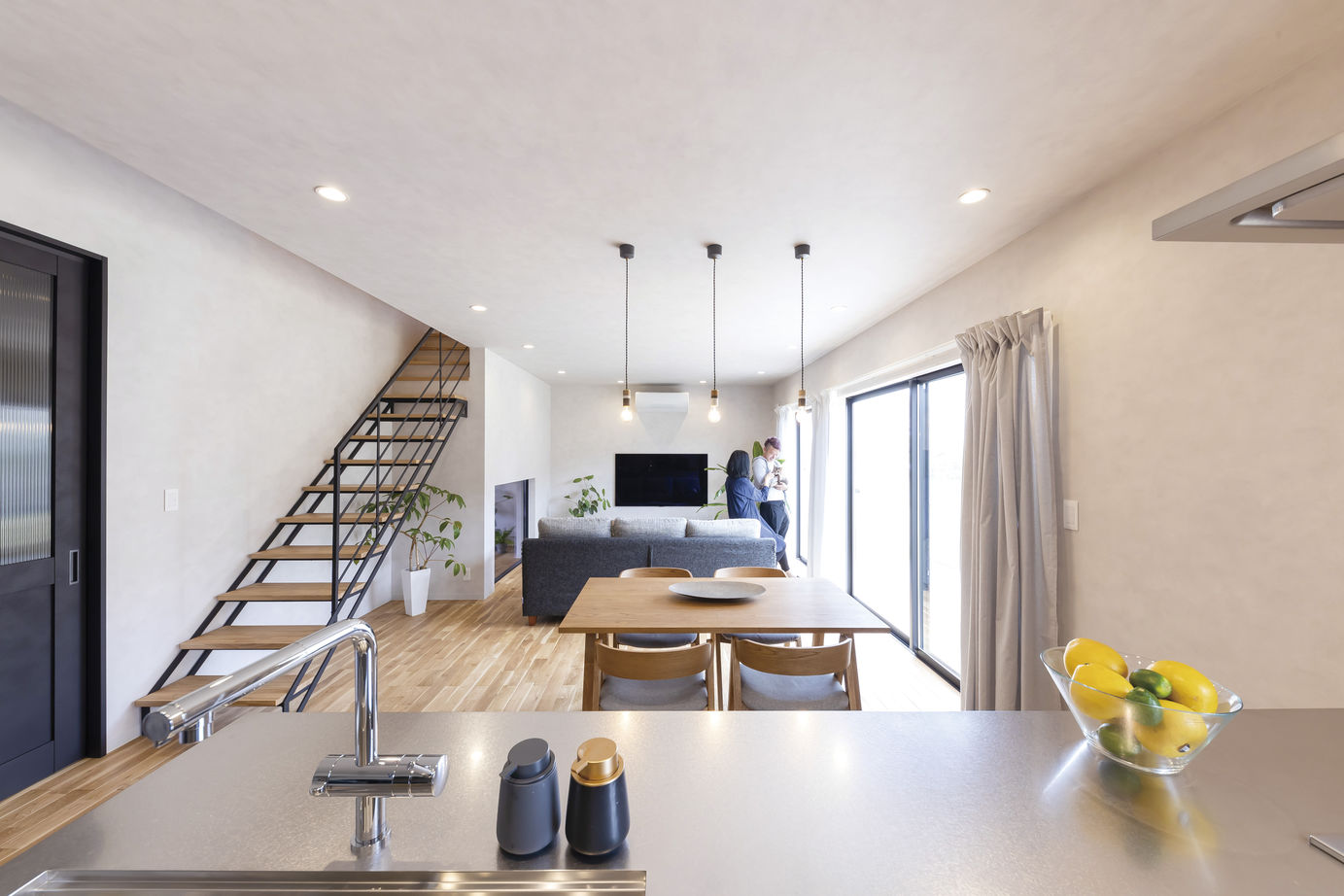 いばらきの家 茨城県南木造住宅センター カッコよさ×木の温もりが融合。邸内から愛車や自然を望む家の建築実例画像5