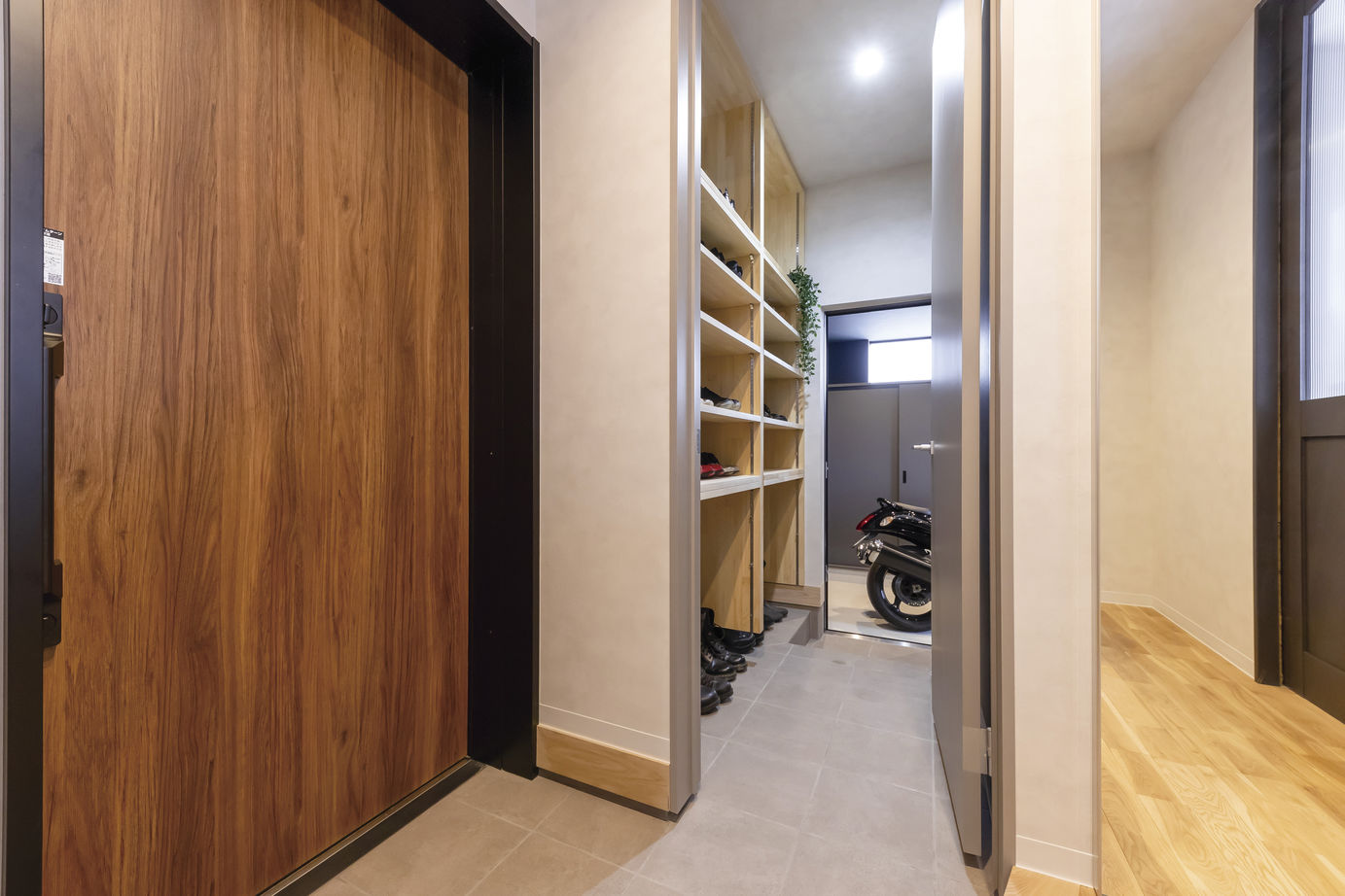 いばらきの家 茨城県南木造住宅センター カッコよさ×木の温もりが融合。邸内から愛車や自然を望む家の建築実例画像7