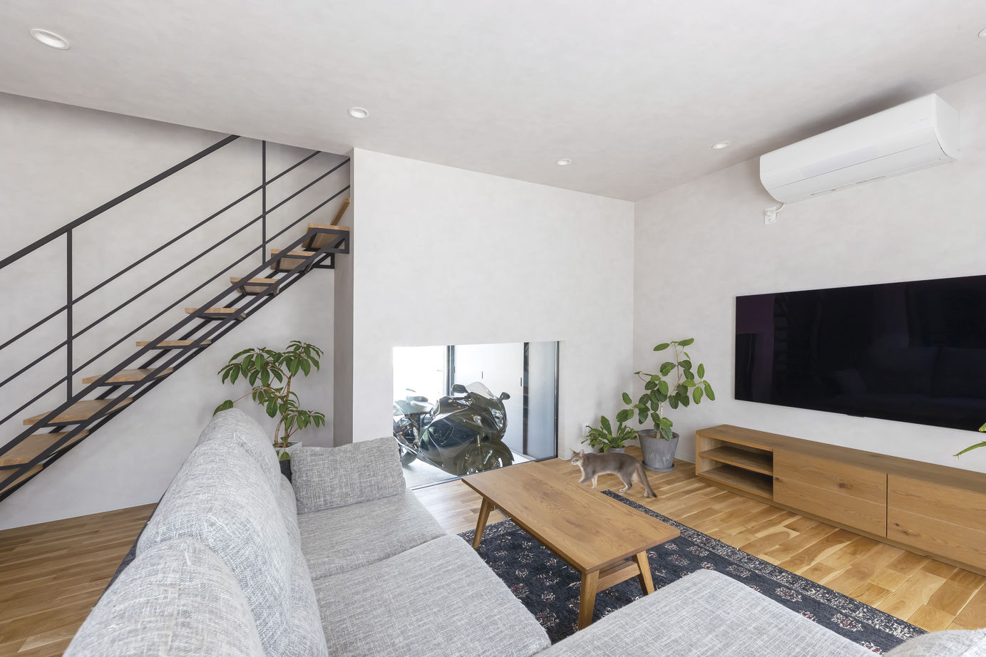 いばらきの家 茨城県南木造住宅センター カッコよさ×木の温もりが融合。邸内から愛車や自然を望む家の建築実例画像8