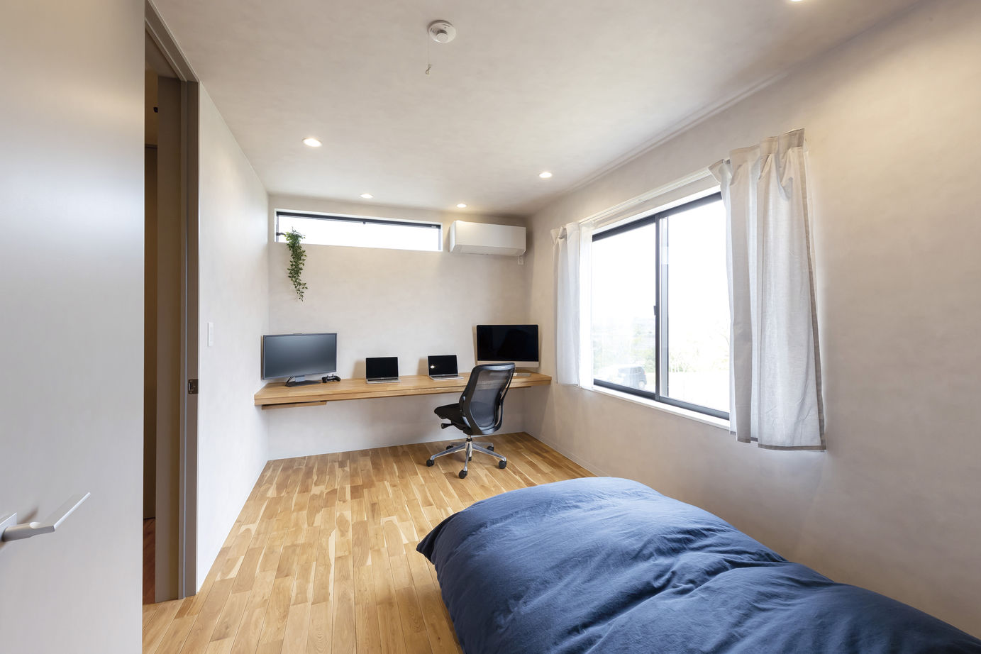 いばらきの家 茨城県南木造住宅センター カッコよさ×木の温もりが融合。邸内から愛車や自然を望む家の建築実例画像9