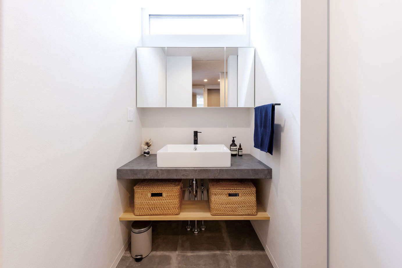 いばらきの家 茨城県南木造住宅センター カッコよさ×木の温もりが融合。邸内から愛車や自然を望む家の建築実例画像10