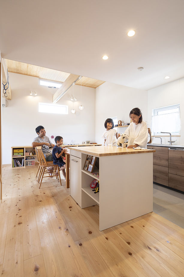 いばらきの家 茨城県南木造住宅センター 【2500万円～2999万円／家事動線／38坪／間取図有】空間を包み込む木の心地よさ。洗練の造作家具で暮らす家の建築実例画像3