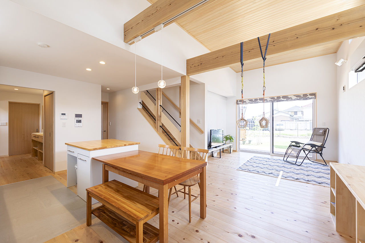 いばらきの家 茨城県南木造住宅センター 【2500万円～2999万円／家事動線／38坪／間取図有】空間を包み込む木の心地よさ。洗練の造作家具で暮らす家の建築実例画像4