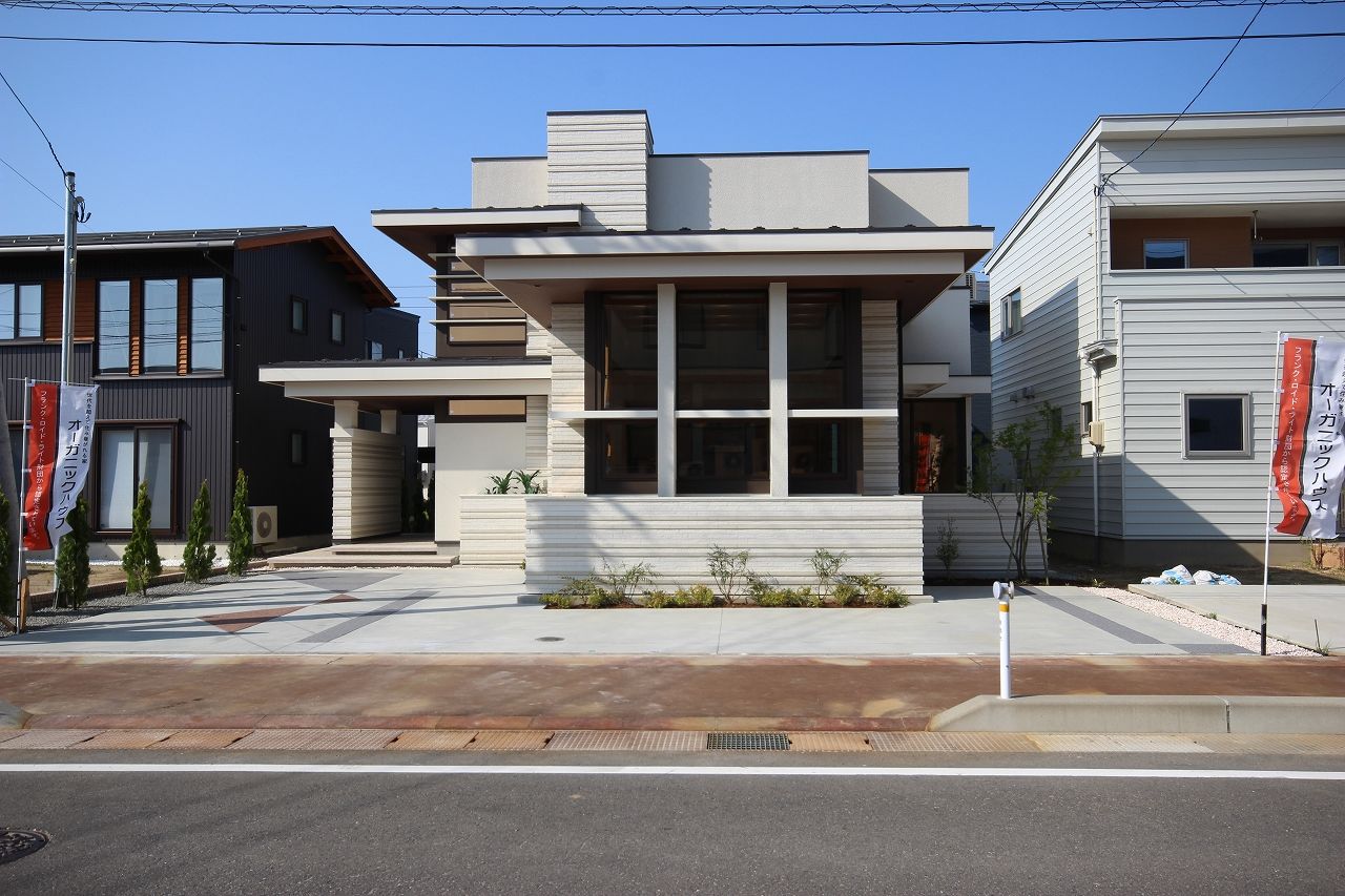 オーガニックハウス／イデアデザインハウス 伝統的な様式にモダンなデザインを融合。確かな美しさを纏う、寛ぎの邸宅の建築実例画像2