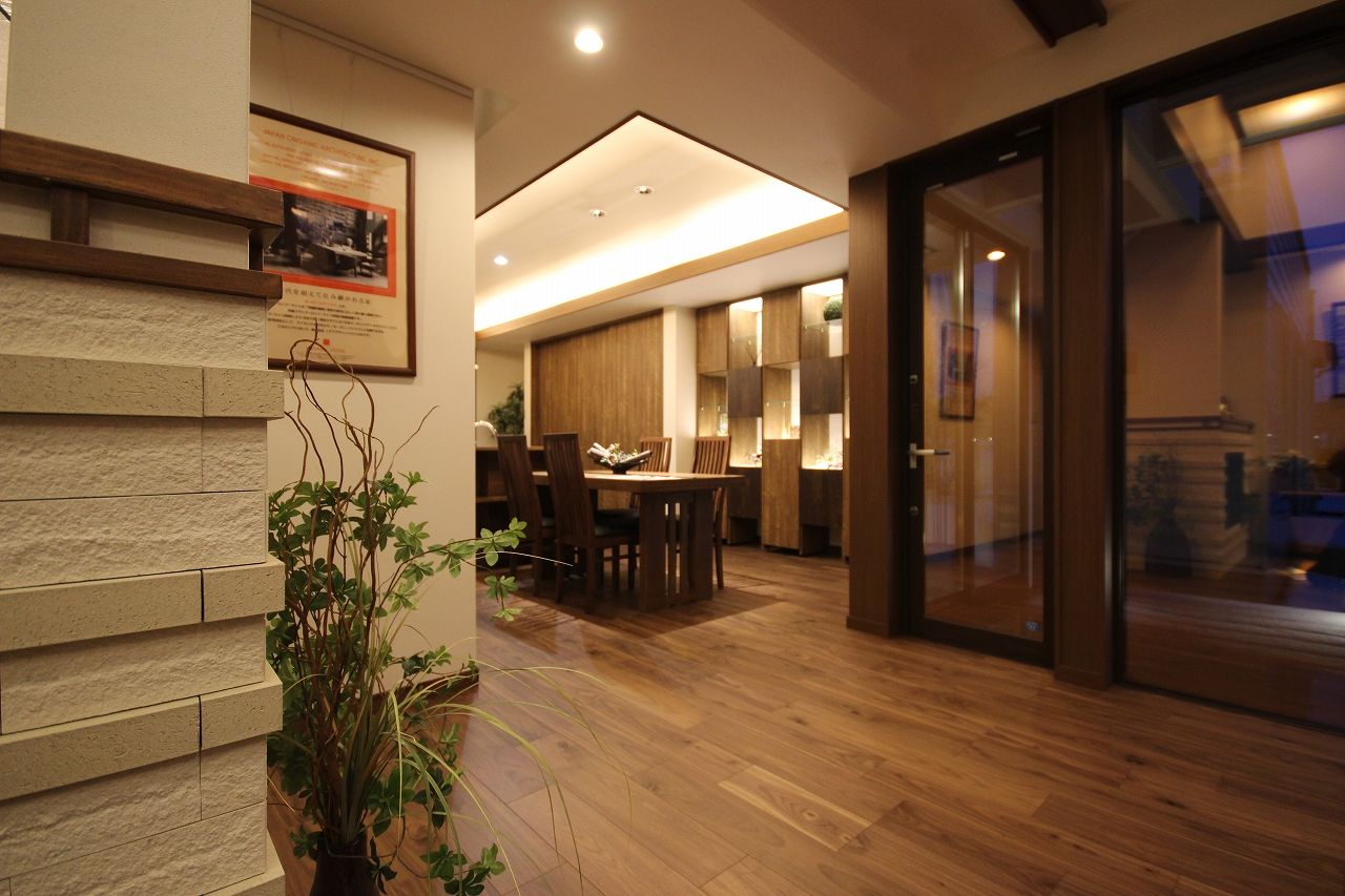 オーガニックハウス／イデアデザインハウス 伝統的な様式にモダンなデザインを融合。確かな美しさを纏う、寛ぎの邸宅の建築実例画像9