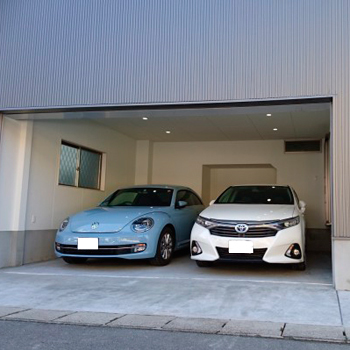 愛三 【2000万円台/テクノストラクチャー/約40坪】大きな吹き抜けのあるLDK.構造の強さを活かしたガレージハウスの建築実例画像2