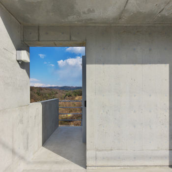 愛三 【愛知県/約60坪/RC造/平屋風/ビルトインガレージ】傾斜地を活かして自然との調和を楽しむ大人のRC住宅の建築実例画像2