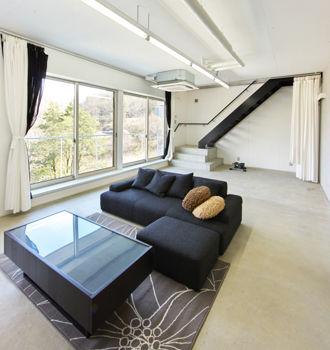 愛三 【愛知県/約60坪/RC造/平屋風/ビルトインガレージ】傾斜地を活かして自然との調和を楽しむ大人のRC住宅の建築実例画像4