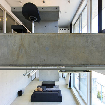 愛三 【愛知県/約60坪/RC造/平屋風/ビルトインガレージ】傾斜地を活かして自然との調和を楽しむ大人のRC住宅の建築実例画像5