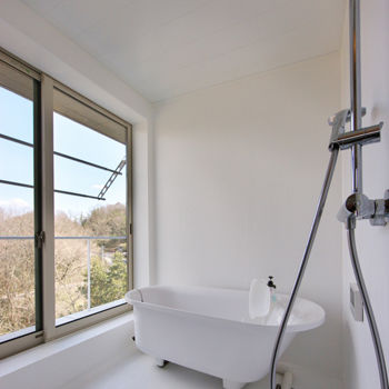 愛三 【愛知県/約60坪/RC造/平屋風/ビルトインガレージ】傾斜地を活かして自然との調和を楽しむ大人のRC住宅の建築実例画像6