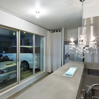 愛三 【愛知県/約60坪/RC造/平屋風/ビルトインガレージ】傾斜地を活かして自然との調和を楽しむ大人のRC住宅の建築実例画像7