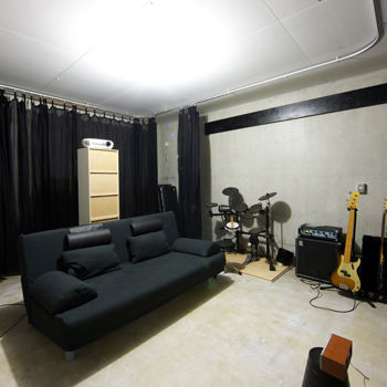 愛三 【愛知県/約60坪/RC造/平屋風/ビルトインガレージ】傾斜地を活かして自然との調和を楽しむ大人のRC住宅の建築実例画像8