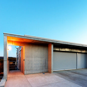 愛三 【愛知県/約60坪/RC造/平屋風/ビルトインガレージ】傾斜地を活かして自然との調和を楽しむ大人のRC住宅の建築実例画像10