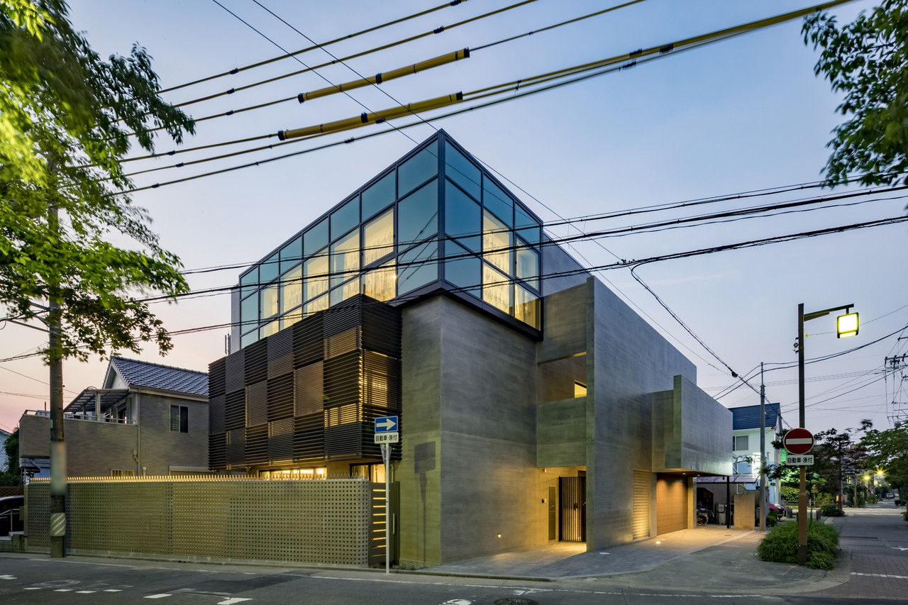 愛三 ホームパーティを満喫できるRC3階建て。重厚な打ちっぱなしコンクリートの外観×ラグジュアリーな住空間の建築実例画像2