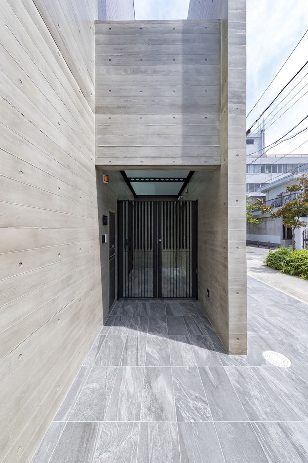 愛三 ホームパーティを満喫できるRC3階建て。重厚な打ちっぱなしコンクリートの外観×ラグジュアリーな住空間の建築実例画像3