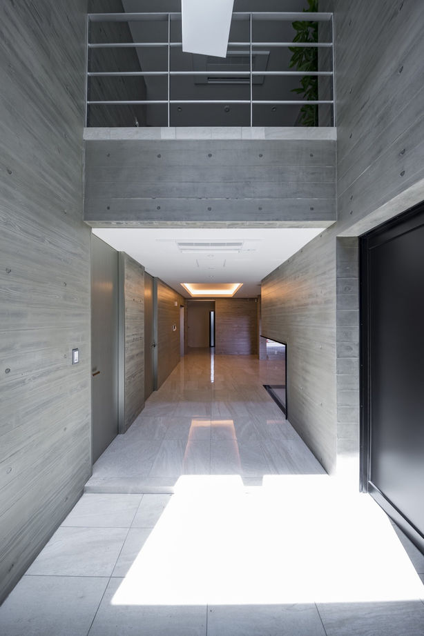 愛三 ホームパーティを満喫できるRC3階建て。重厚な打ちっぱなしコンクリートの外観×ラグジュアリーな住空間の建築実例画像4