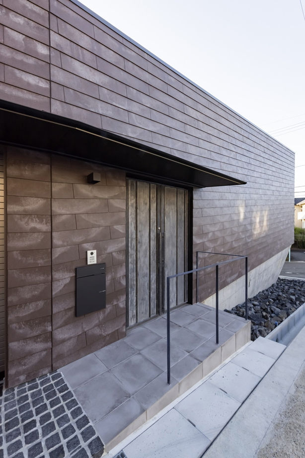 愛三 【愛知県/約40坪/平屋/中庭】変形地を克服したヴィンテージ感漂う洗練された平屋の建築実例画像2