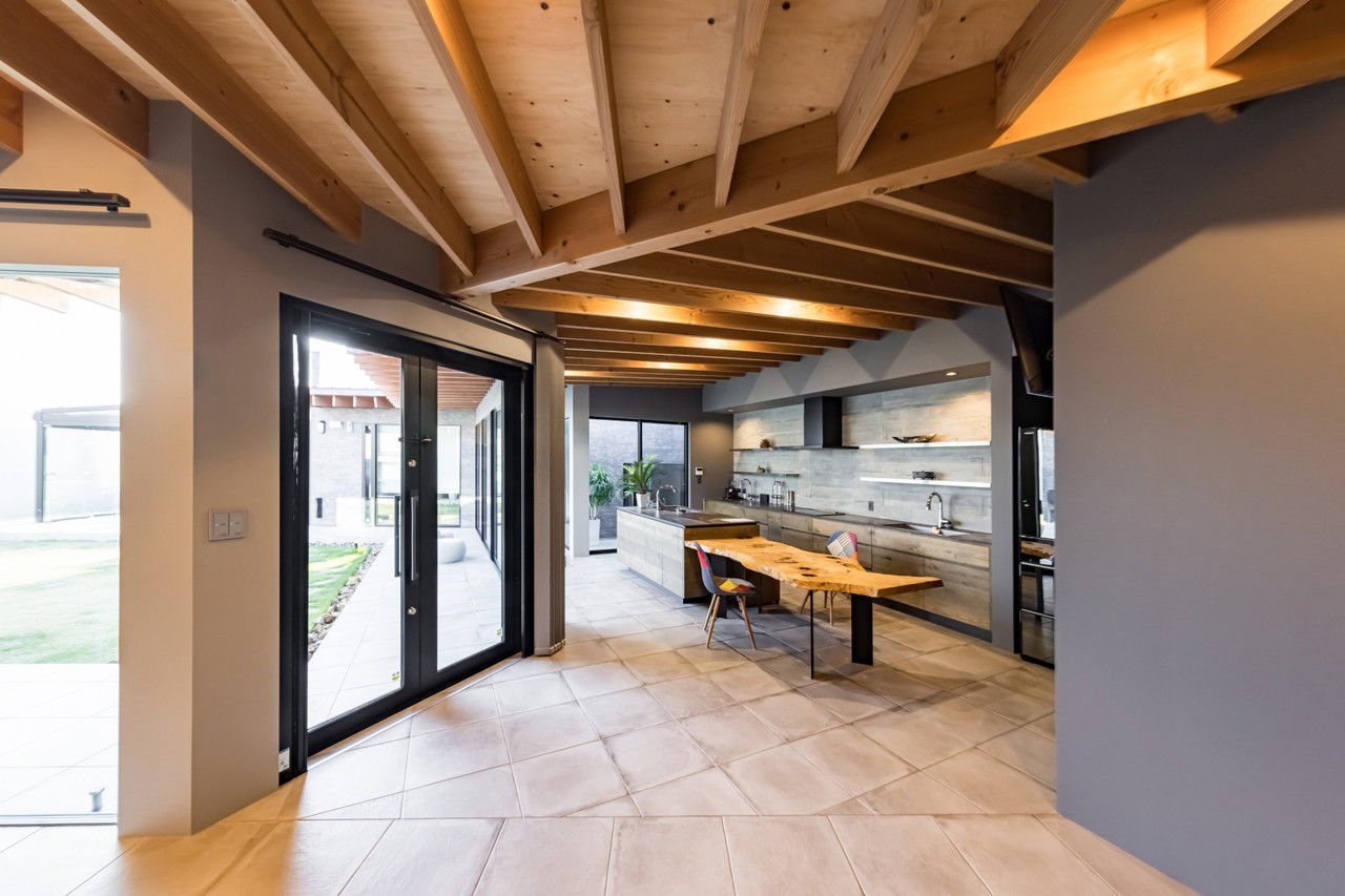 愛三 【愛知県/約40坪/平屋/中庭】変形地を克服したヴィンテージ感漂う洗練された平屋の建築実例画像4