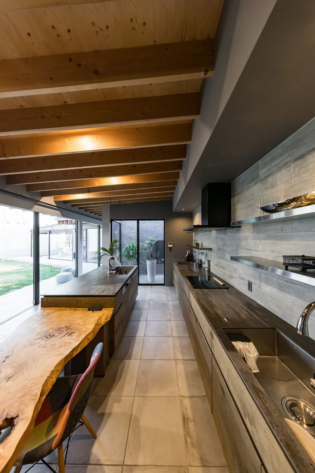 愛三 【愛知県/約40坪/平屋/中庭】変形地を克服したヴィンテージ感漂う洗練された平屋の建築実例画像6