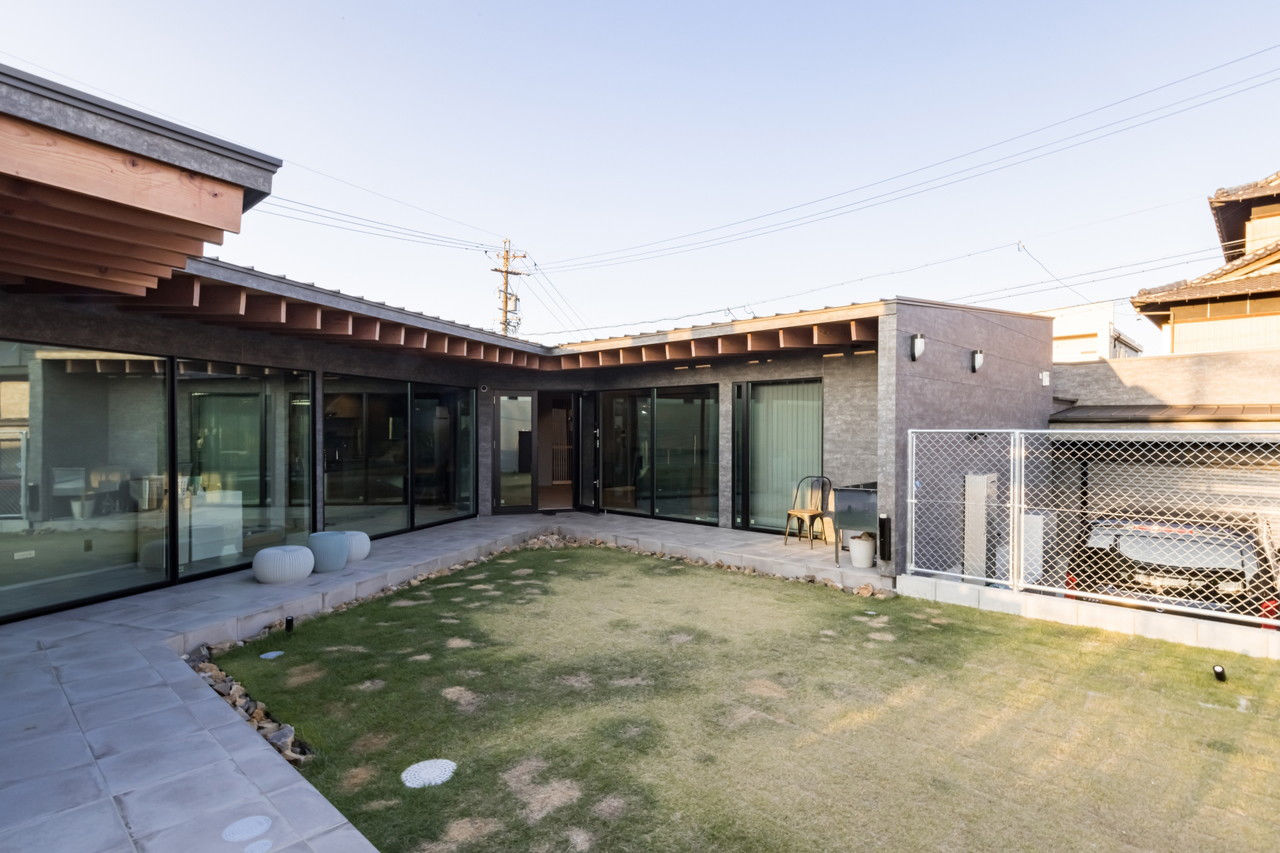 愛三 【愛知県/約40坪/平屋/中庭】変形地を克服したヴィンテージ感漂う洗練された平屋の建築実例画像9