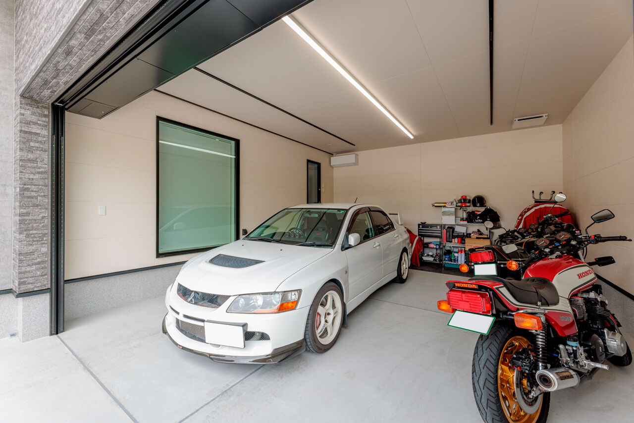 東宝ホーム　広島 リビングから愛車を眺める至福の時間。高断熱仕様のインナーガレージのある家の建築実例画像2