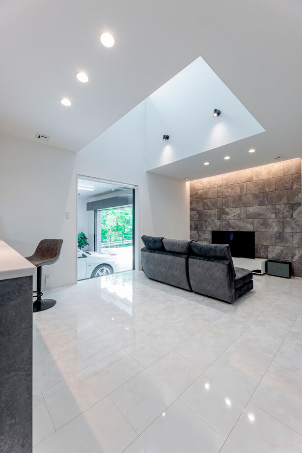 東宝ホーム　広島 リビングから愛車を眺める至福の時間。高断熱仕様のインナーガレージのある家の建築実例画像3