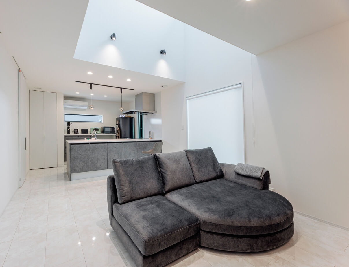 東宝ホーム　広島 リビングから愛車を眺める至福の時間。高断熱仕様のインナーガレージのある家の建築実例画像4