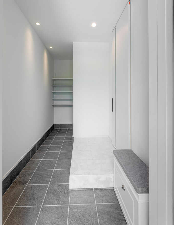 東宝ホーム　広島 リビングから愛車を眺める至福の時間。高断熱仕様のインナーガレージのある家の建築実例画像9