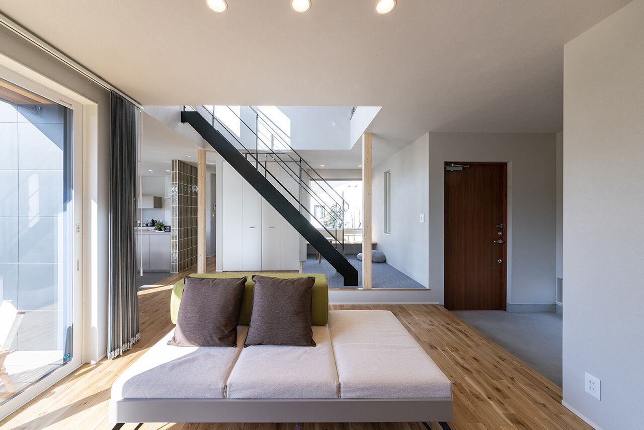 R+house 松江・鳥取・米子・倉敷北 【心地よい「居場所」のある家】吹抜けとスケルトン階段/2階建て約33坪の建築実例画像2