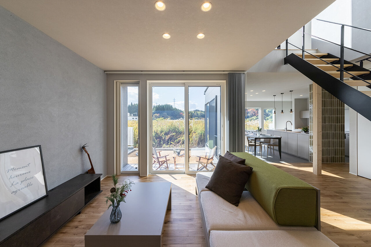 R+house 松江・鳥取・米子・倉敷北 【心地よい「居場所」のある家】吹抜けとスケルトン階段/2階建て約33坪の建築実例画像3