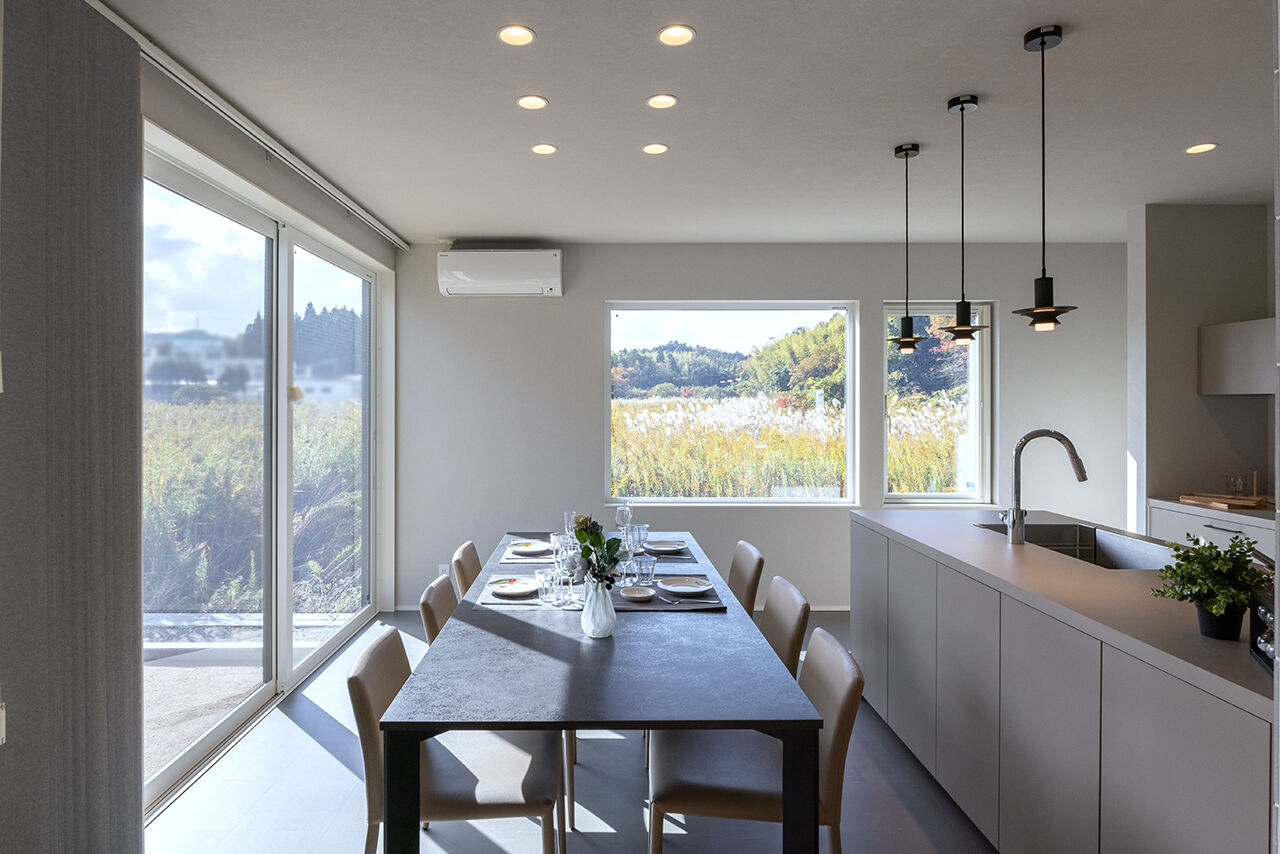 R+house 松江・鳥取・米子・倉敷北 【心地よい「居場所」のある家】吹抜けとスケルトン階段/2階建て約33坪の建築実例画像4