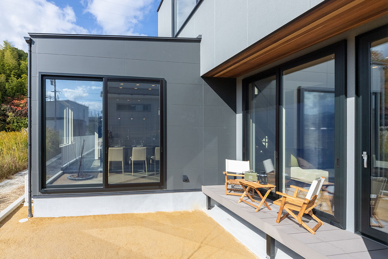 R+house 松江・鳥取・米子・倉敷北 【心地よい「居場所」のある家】吹抜けとスケルトン階段/2階建て約33坪の建築実例画像5