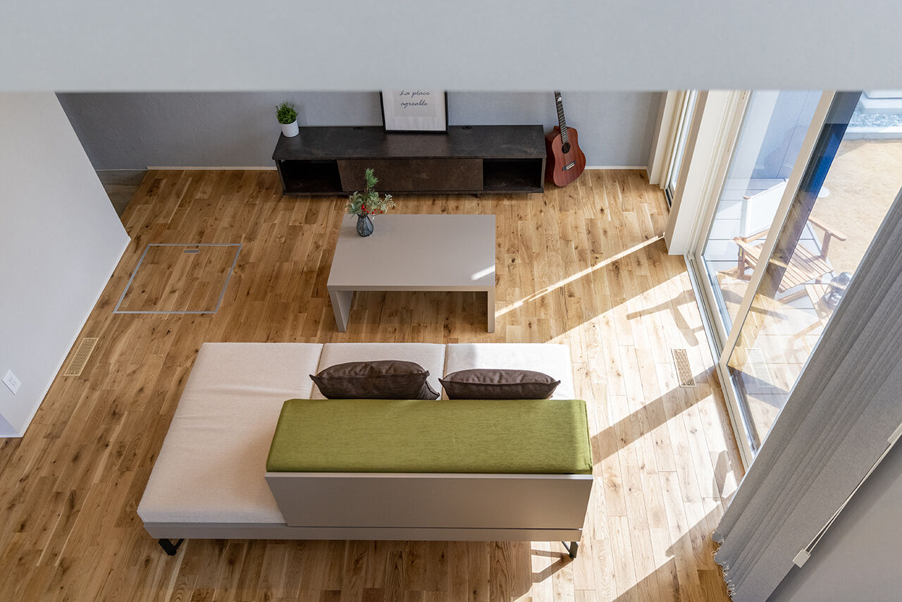 R+house 松江・鳥取・米子・倉敷北 【心地よい「居場所」のある家】吹抜けとスケルトン階段/2階建て約33坪の建築実例画像6