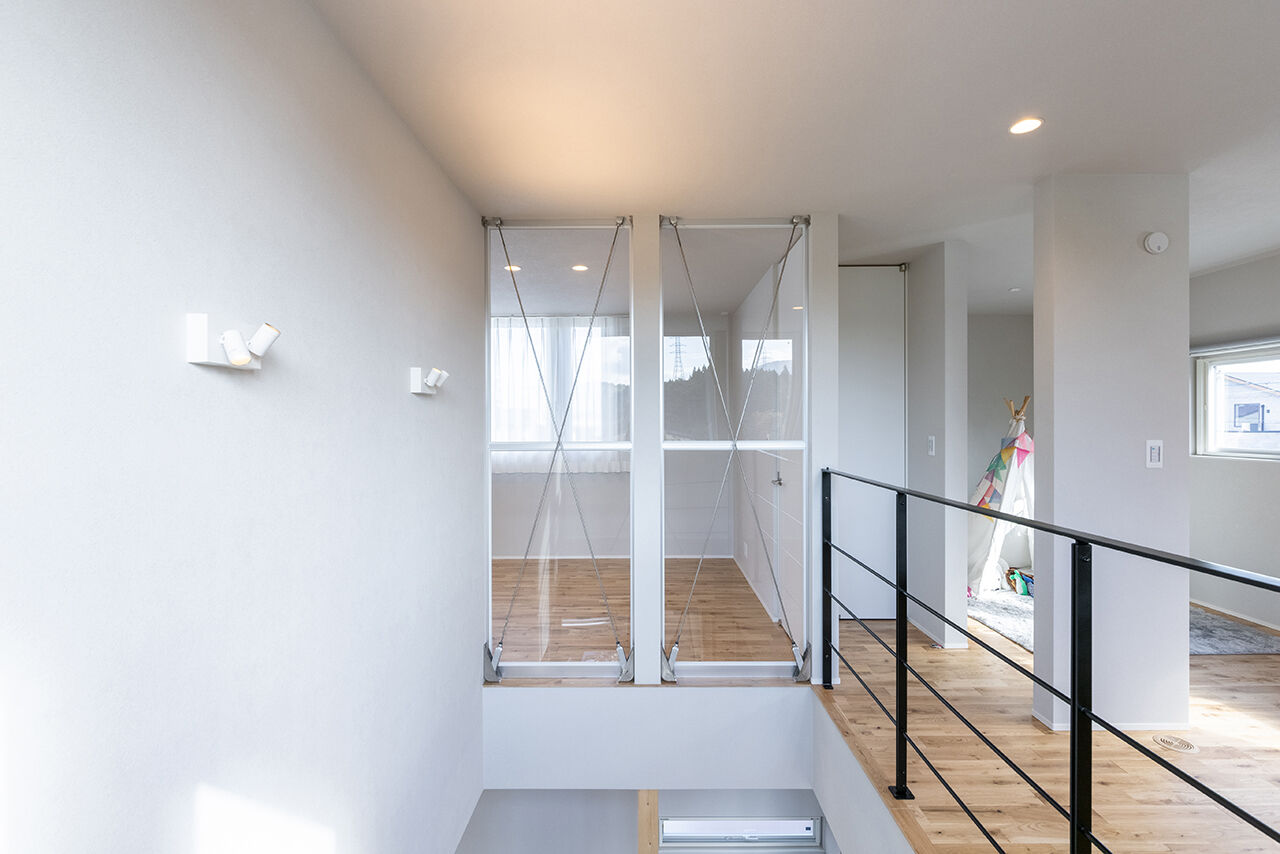 R+house 松江・鳥取・米子・倉敷北 【心地よい「居場所」のある家】吹抜けとスケルトン階段/2階建て約33坪の建築実例画像7