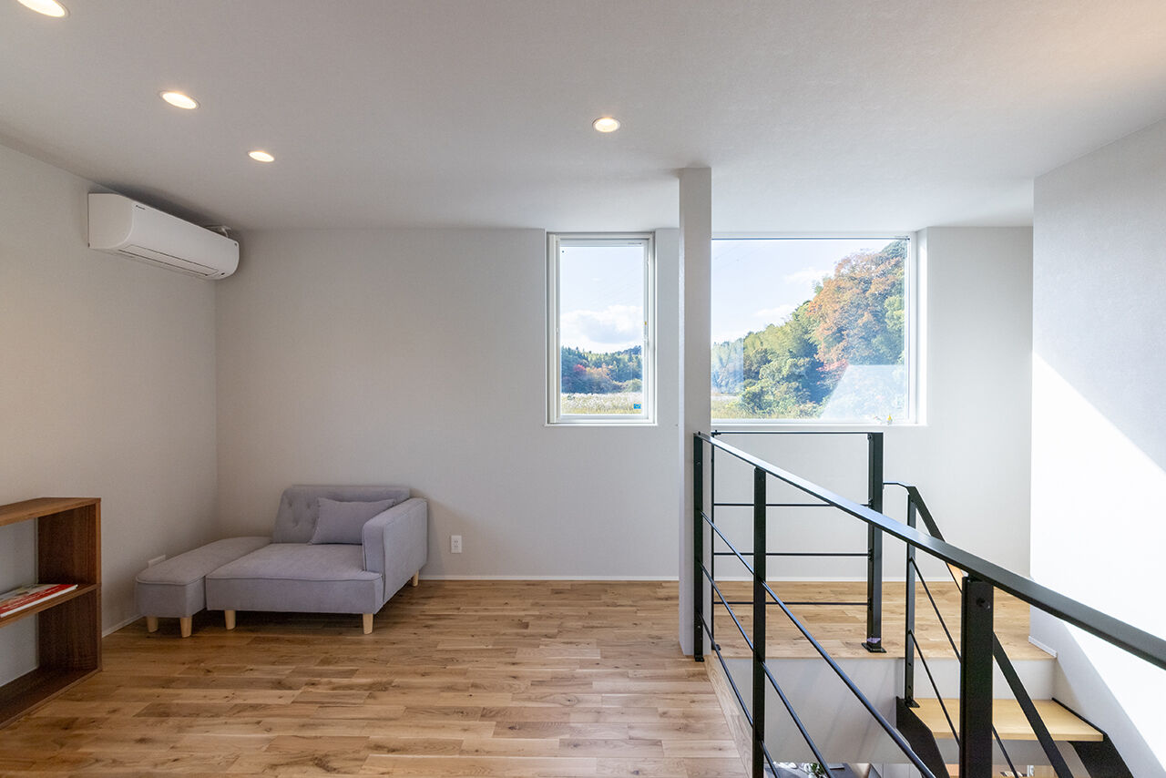 R+house 松江・鳥取・米子・倉敷北 【心地よい「居場所」のある家】吹抜けとスケルトン階段/2階建て約33坪の建築実例画像8