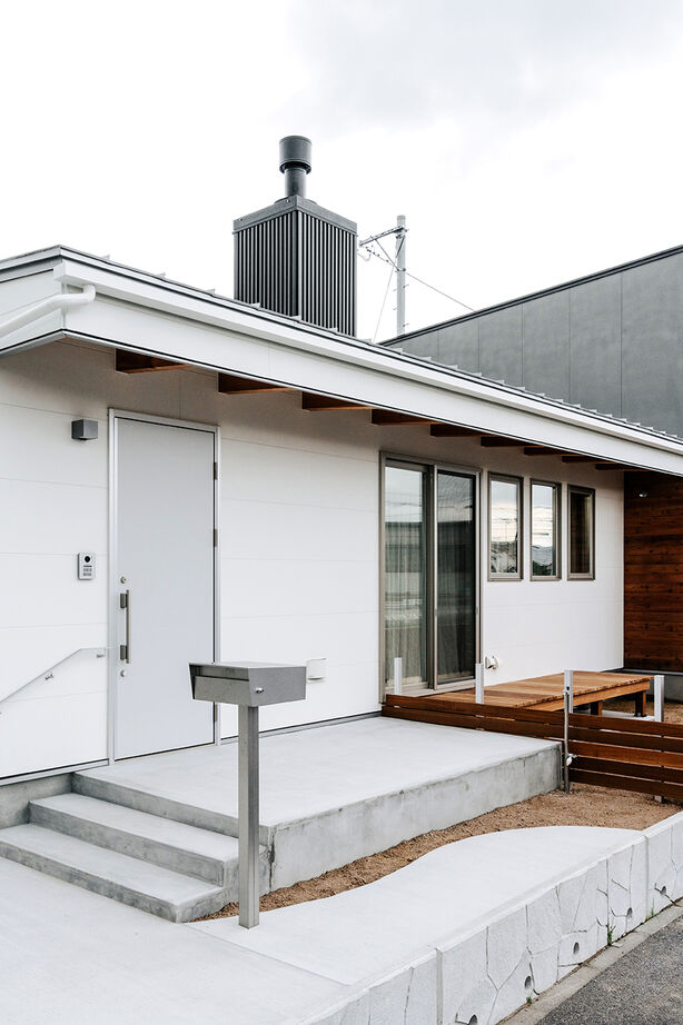 R+house 松江・鳥取・米子・倉敷北 【薪ストーブのある平屋】勾配天井と大きな窓／平屋約22坪の建築実例画像2